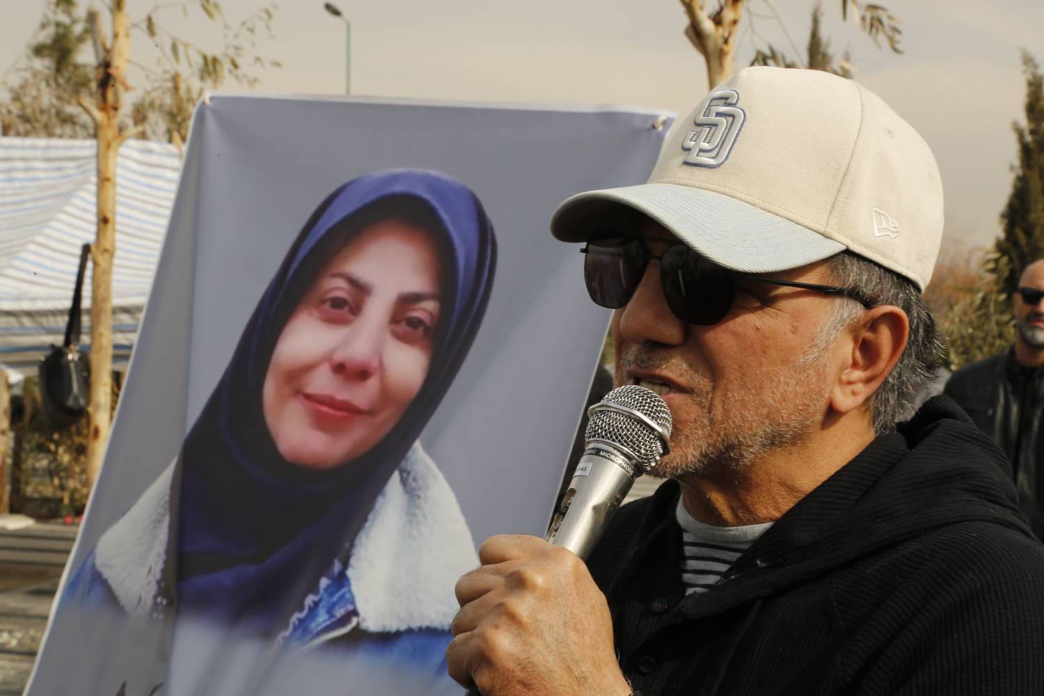 مراسم خاکسپاری زنده یاد «روح انگیز شمس»