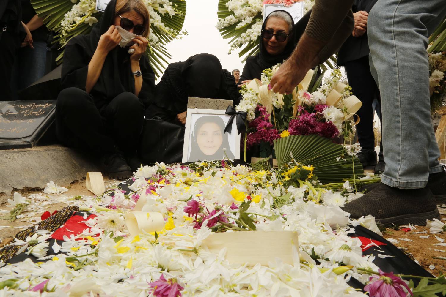 مراسم خاکسپاری زنده یاد «روح انگیز شمس»
