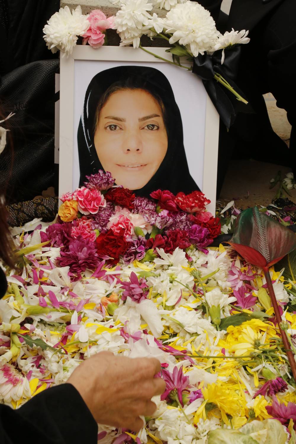 مراسم خاکسپاری زنده یاد «روح انگیز شمس»