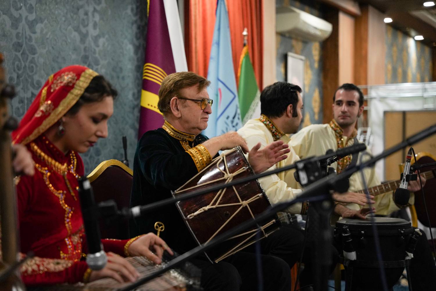 شب همدلی هنرمندان با هموطنان آسیب دیده از جنگ در هتل لاله