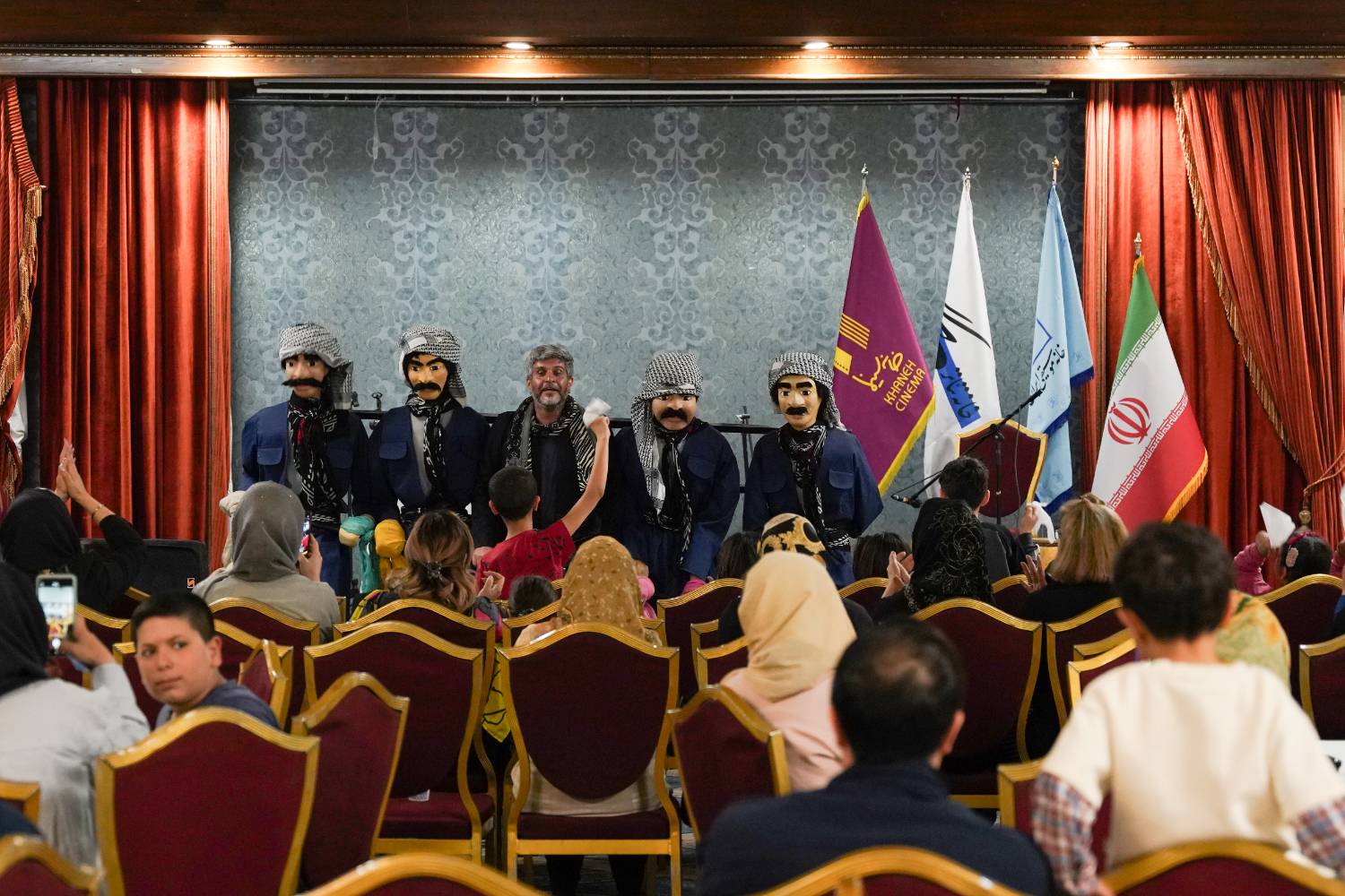 شب همدلی هنرمندان با هموطنان آسیب دیده از جنگ در هتل لاله