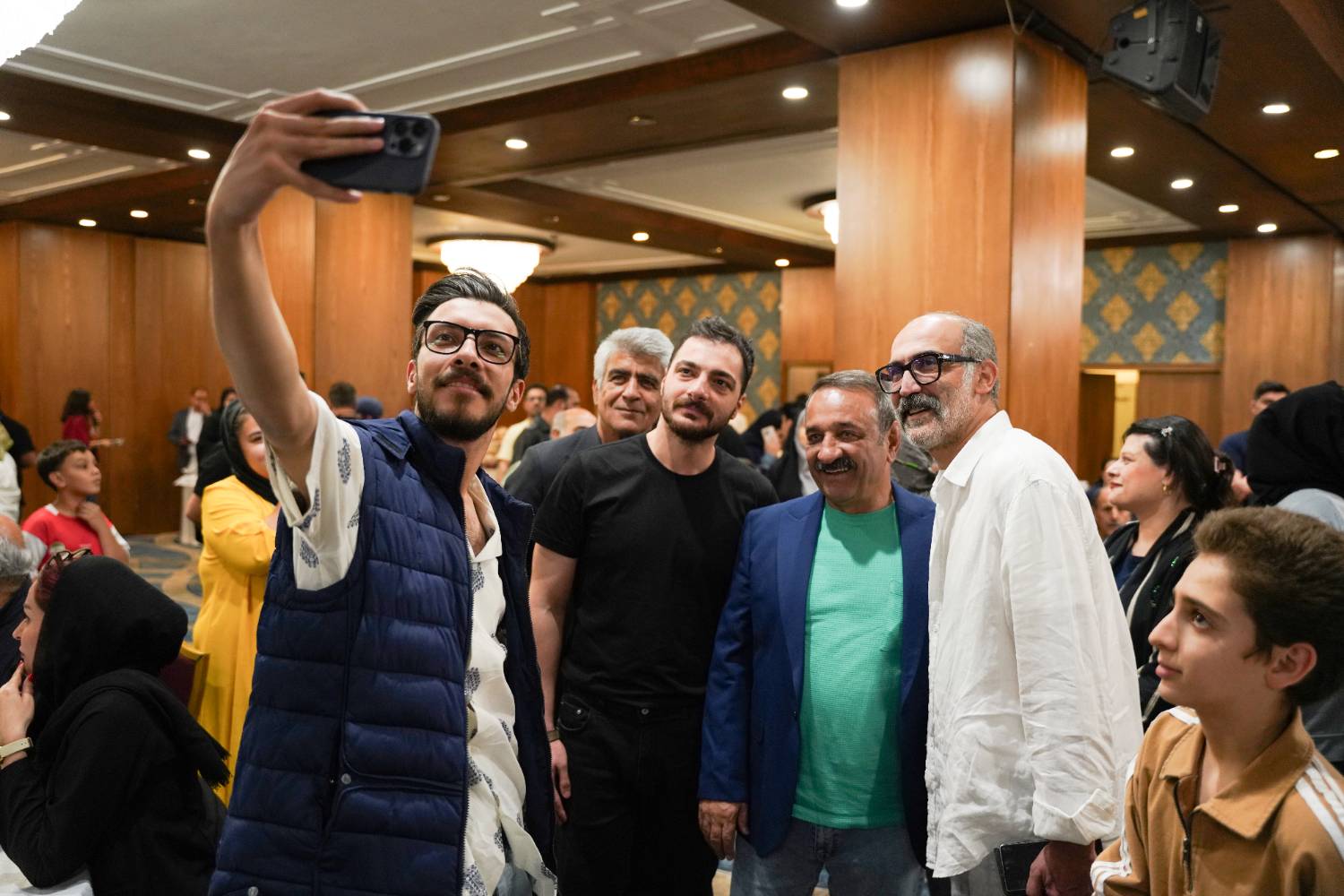 شب همدلی هنرمندان با هموطنان آسیب دیده از جنگ در هتل لاله