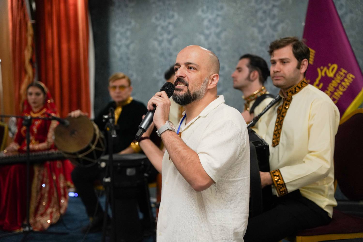 شب همدلی هنرمندان با هموطنان آسیب دیده از جنگ در هتل لاله