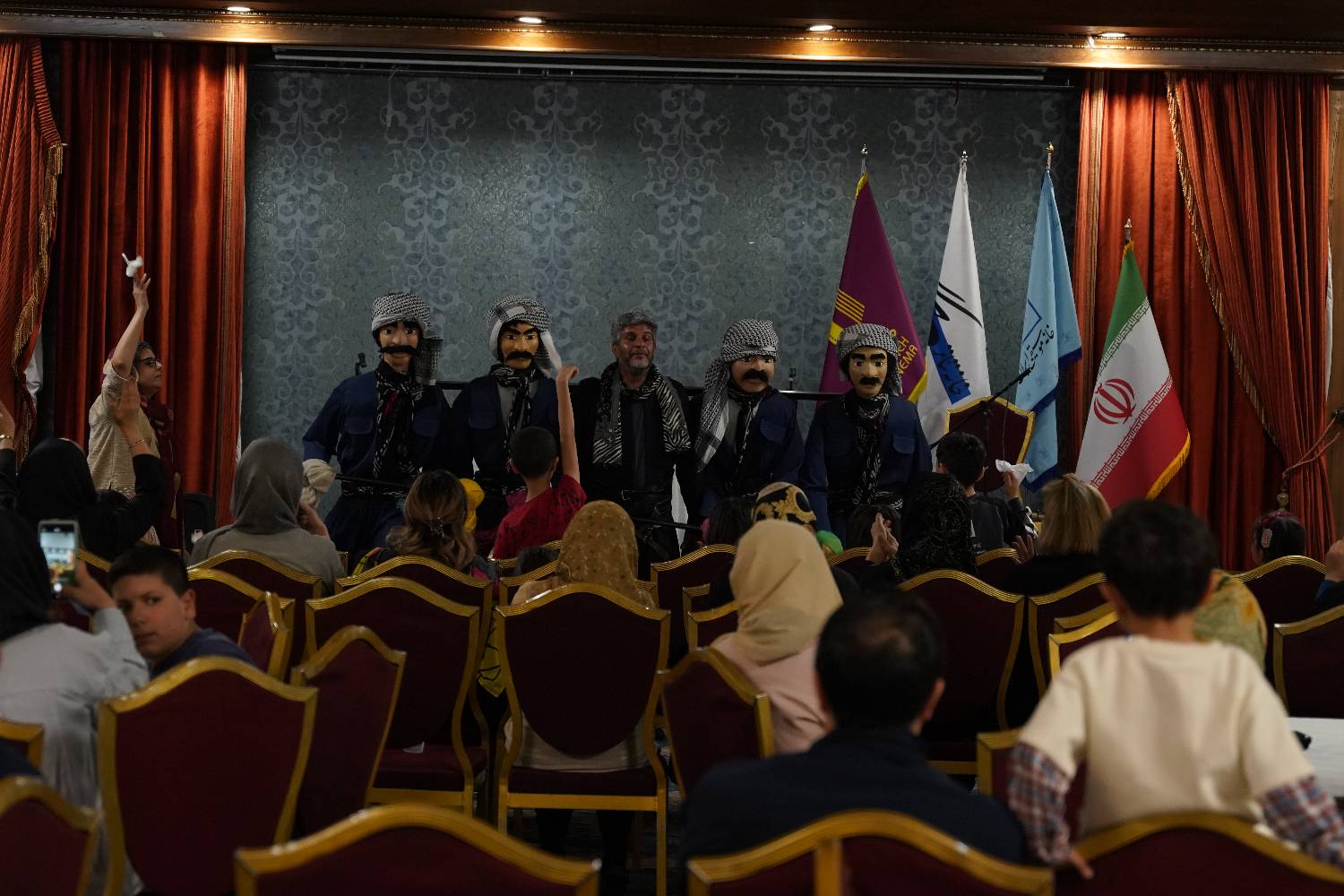 شب همدلی هنرمندان با هموطنان آسیب دیده از جنگ در هتل لاله